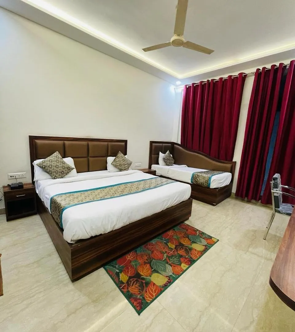 Staying Near Chini Ka Rauza: 6 Business Hotels Compared
