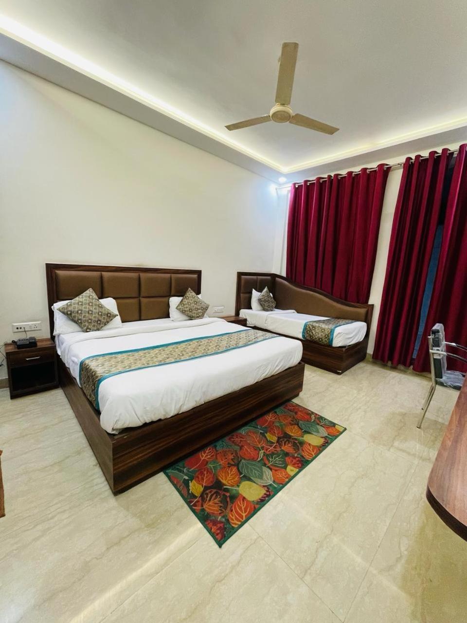 Staying Near Chini Ka Rauza: 6 Business Hotels Compared